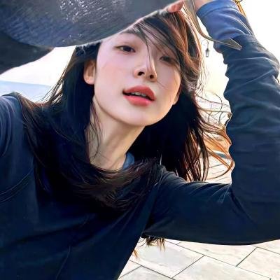 高墙、黑色与帅小伙